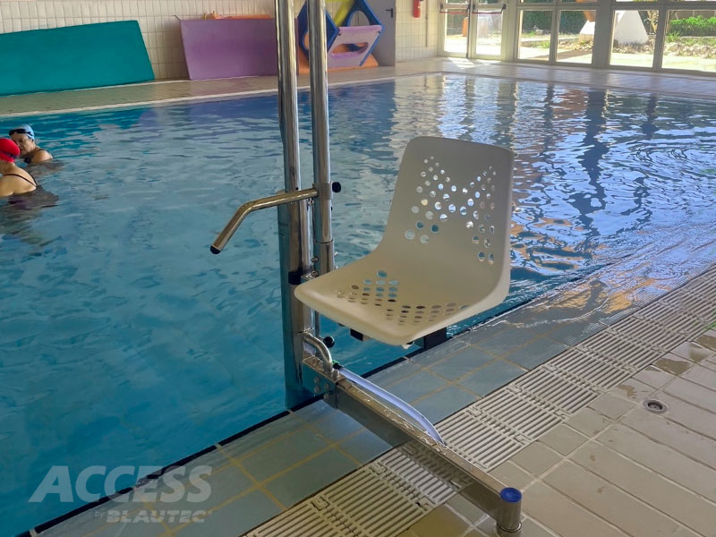 Ascensor de piscina para discapacitados instalado en centro deportivo